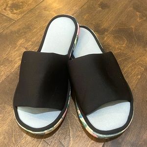 Womens house slippers never been worn new without tags
